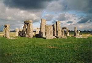 800px-Stonehenge_back_wide