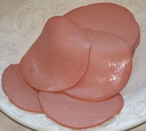 669px-Bologna_lunch_meat_style_sausage